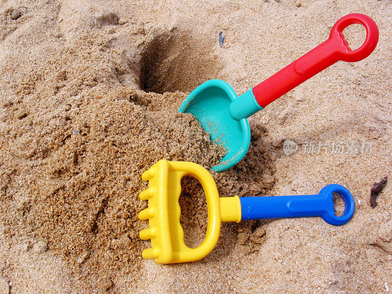 沙滩玩具在沙滩上