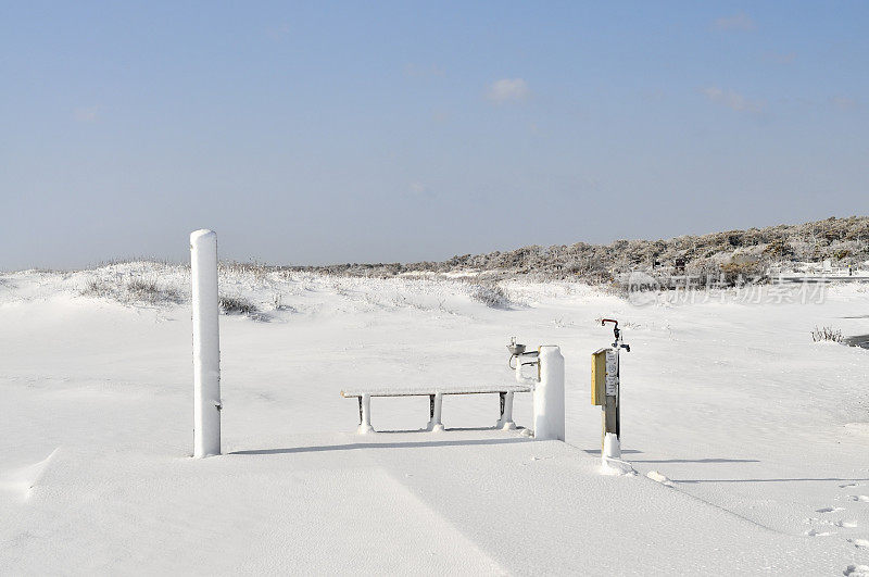 雪中的海滩清洗站