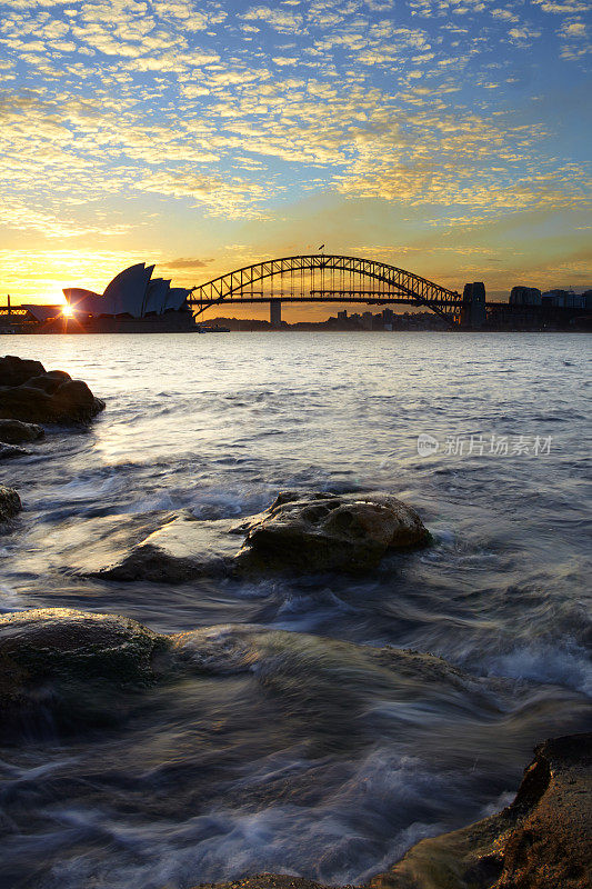 日落时分的悉尼海港大桥横跨水面