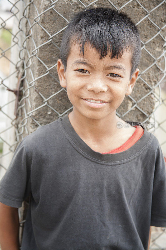 肖像。在城市街道上的亚洲男孩。开心,微笑。