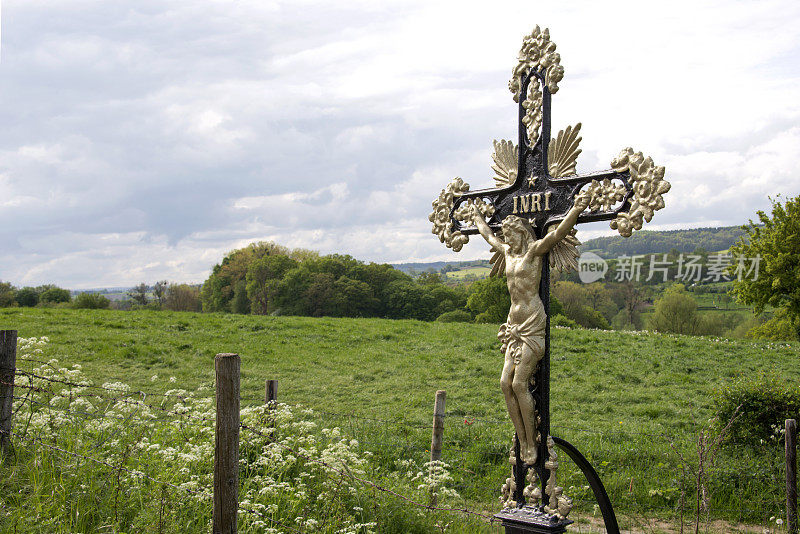 乡村景观中的十字架