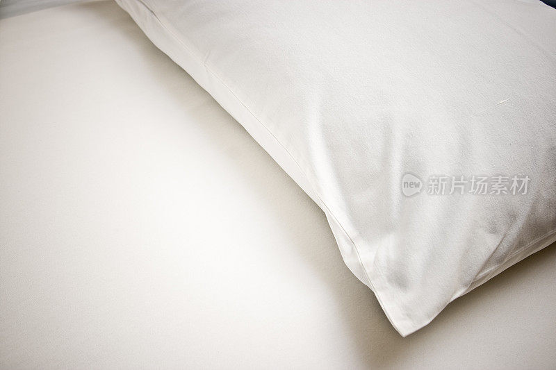 白色枕头空床