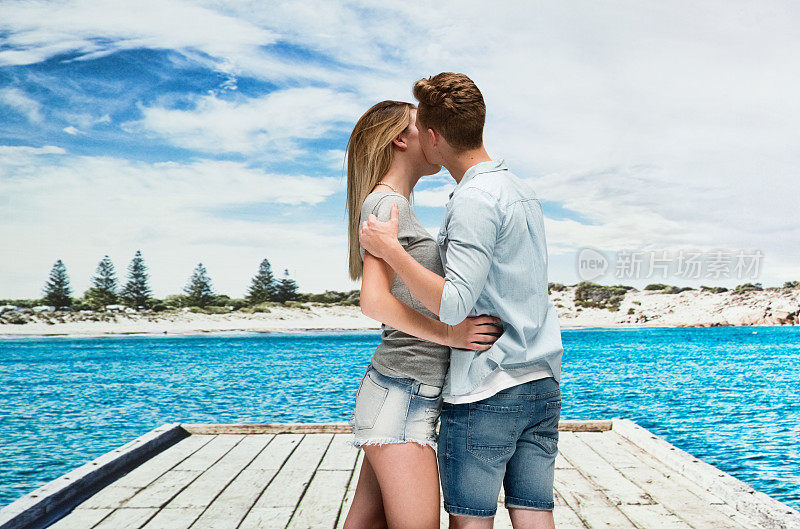 一对情侣在海滩上互相亲吻