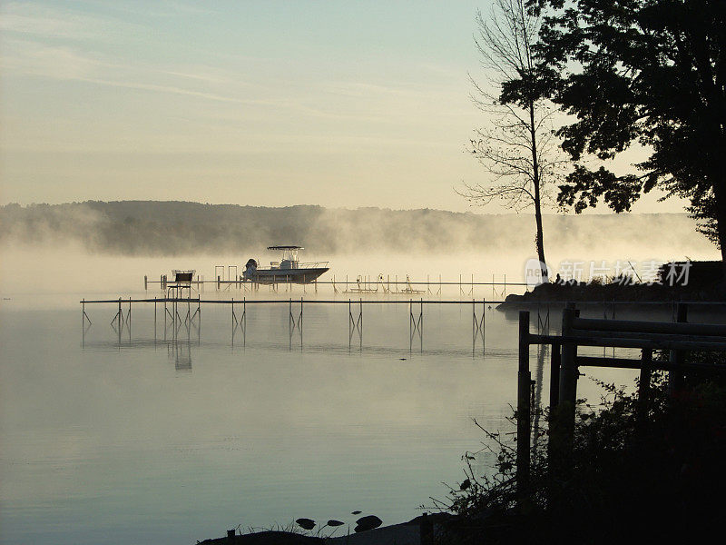 雾气笼罩在平静的湖面上
