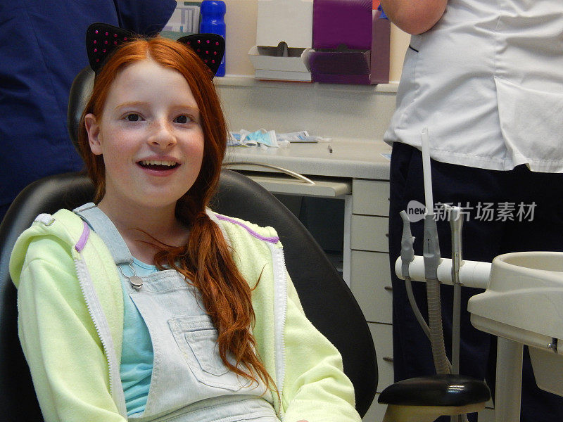 年轻女孩坐在牙医椅上，牙痛，牙齿，牙科预约
