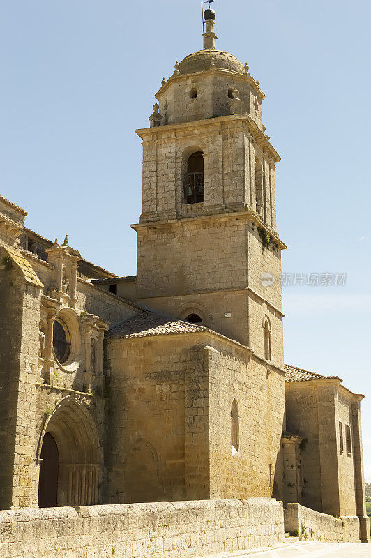 圣玛丽亚德尔曼扎诺教堂位于卡斯特罗耶里斯