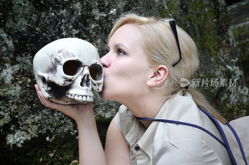 女考古学家亲吻头骨