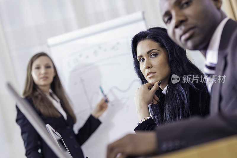 年轻女子向同事展示她的想法