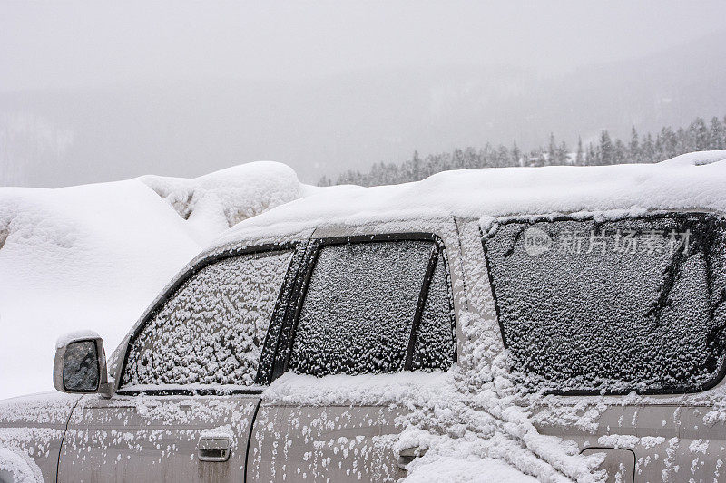 冰雪中的汽车