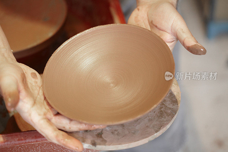 陶工在他的作坊里制作陶器