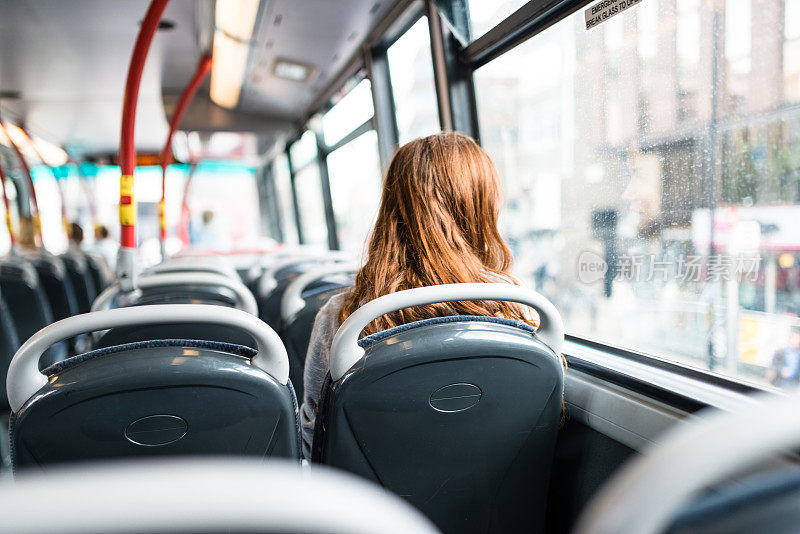 在伦敦一辆公交车上独自旅行的女子