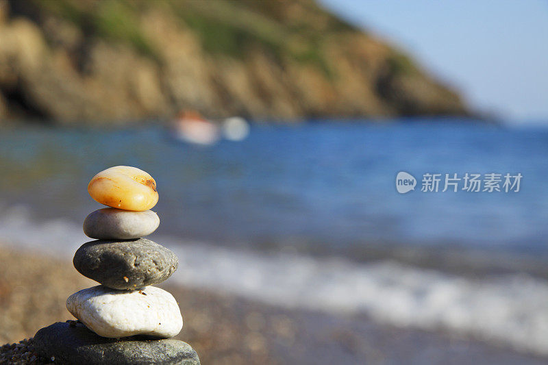 海岸边的一组石头