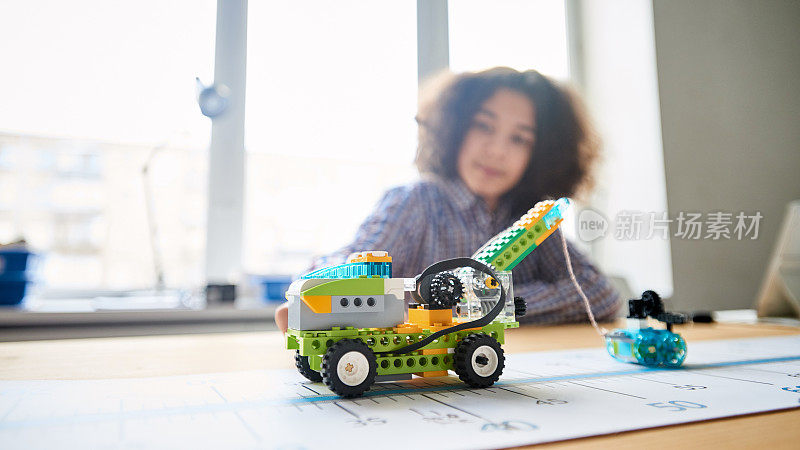机器人俱乐部成员制作的汽车玩具