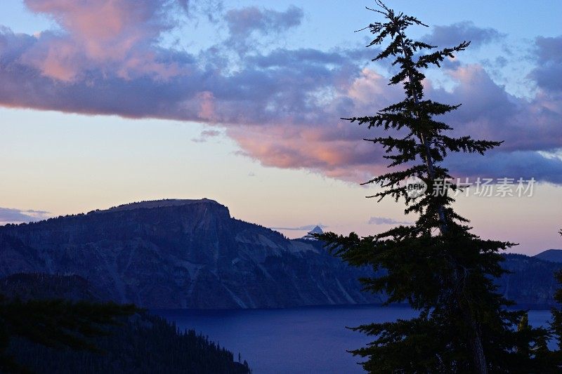 火山口湖夜幕降临