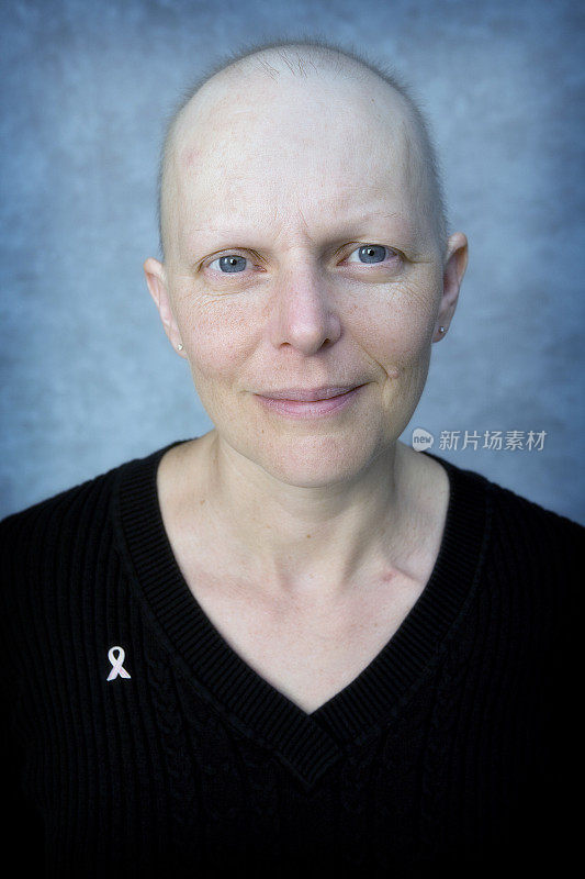 一个癌症病人的头和肩膀肖像。