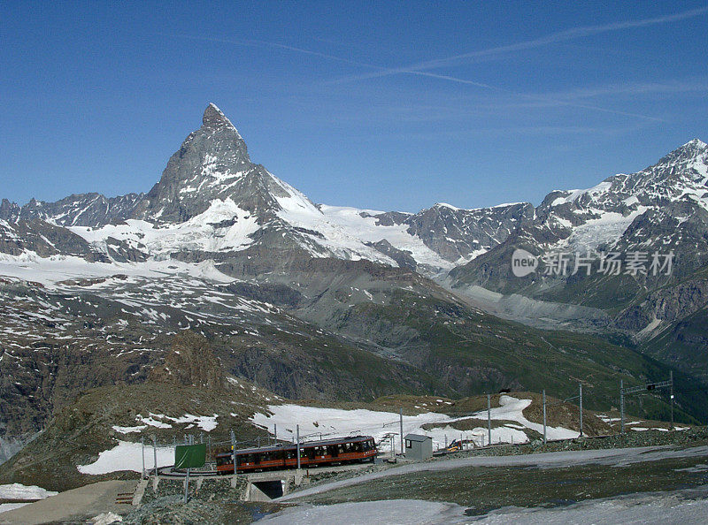 阿尔卑斯山，火车在瑞士马特洪峰附近攀登