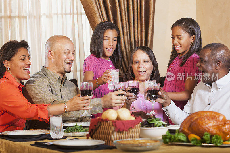 几代非洲裔美国人聚在一起吃节日晚餐