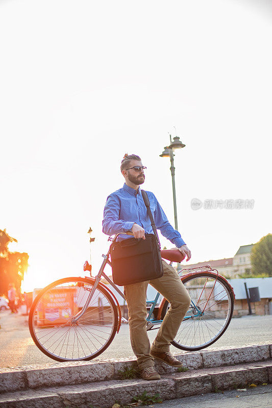 英俊的男人和一辆自行车