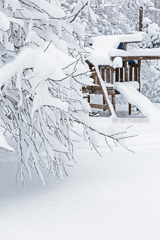 暴雪掩埋后院秋千