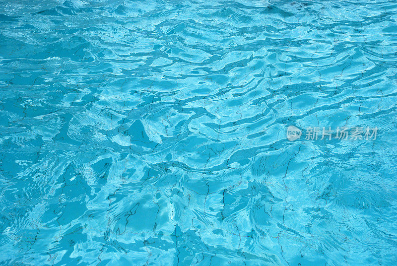 游泳池里的蓝色水