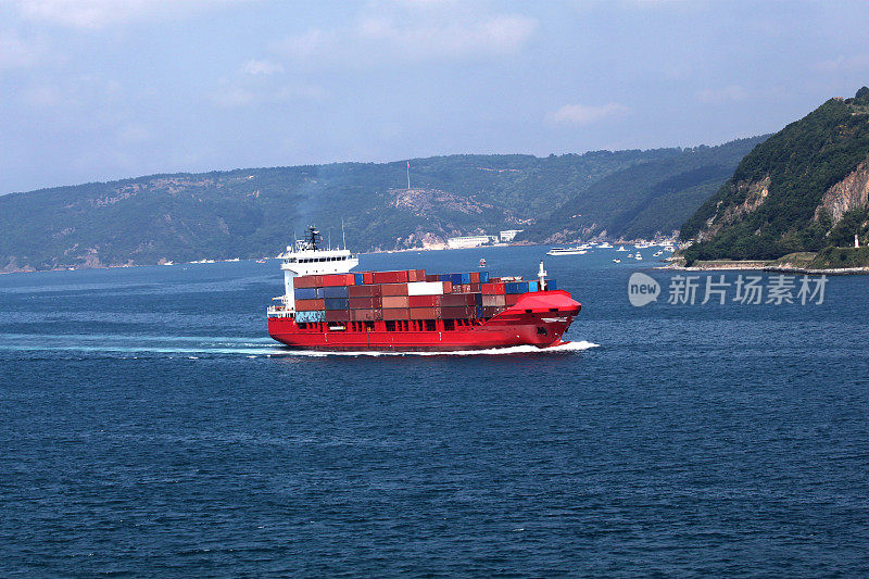 土耳其伊斯坦布尔博斯普鲁斯海峡的工业运输船
