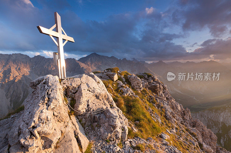 穿越falschkogel峰，壮观的日落，lechtaler阿尔卑斯山