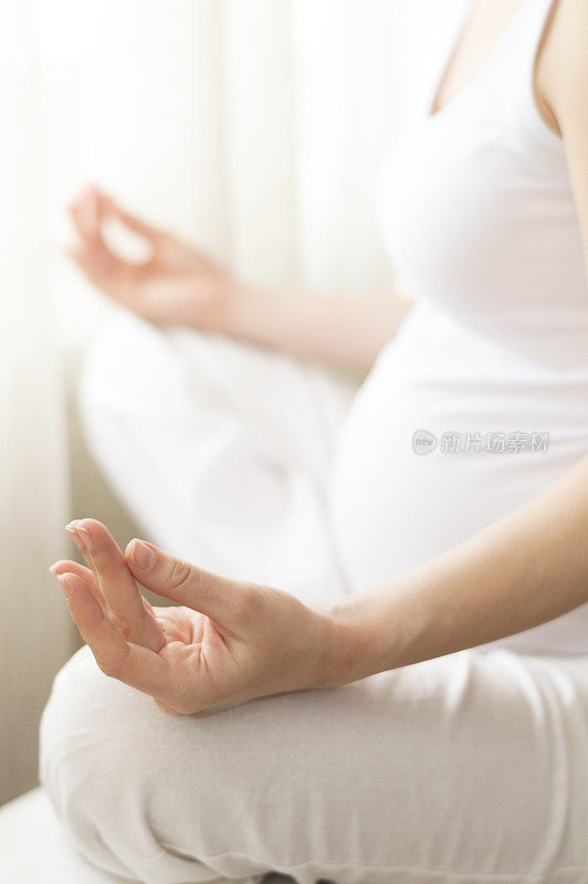 孕妇做瑜伽