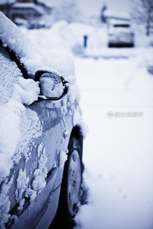 停着的汽车上覆盖着雪