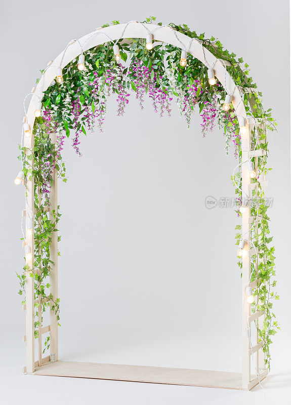 木制花园拱门白色装饰花和绿叶