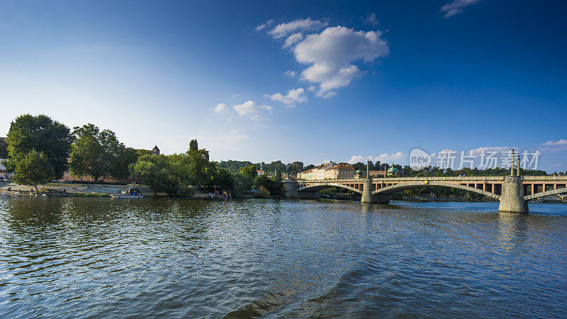 看看Jirásek布拉格伏尔塔瓦河上的桥、船和建筑。
