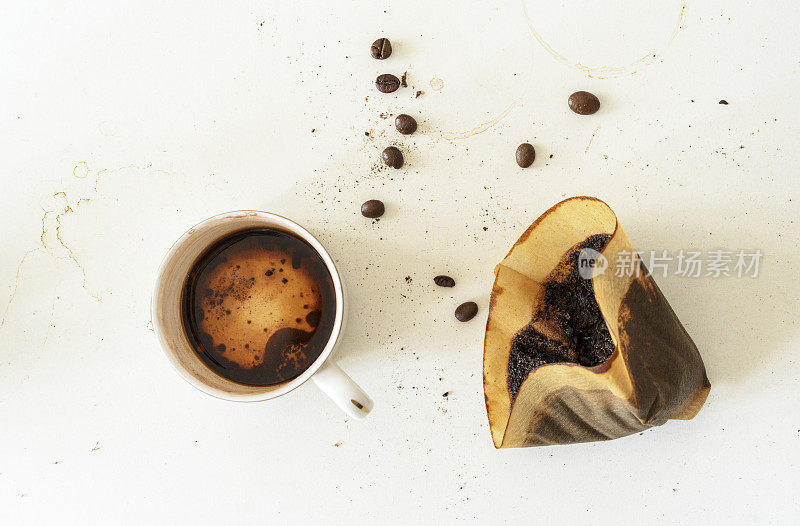 咖啡豆，用过的滤纸和咖啡杯中的残留物