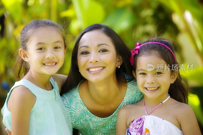 夏威夷波利尼西亚年轻妇女与青春期的女儿孩子