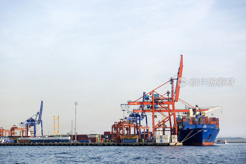 伊斯坦布尔海达尔帕萨区集装箱港口和货船