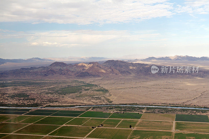 鸟瞰图沿着科罗拉多河亚利桑那州的农场