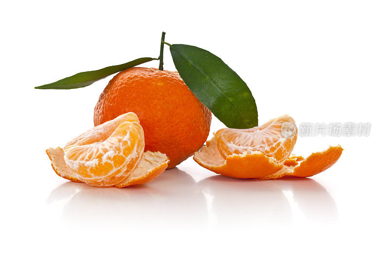 在白色背景上剥橘子