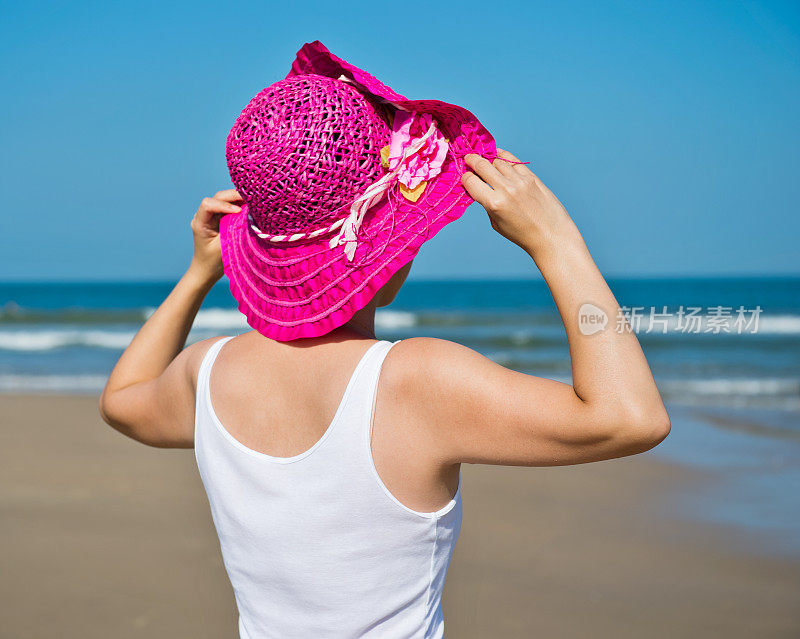 戴夏帽的女人