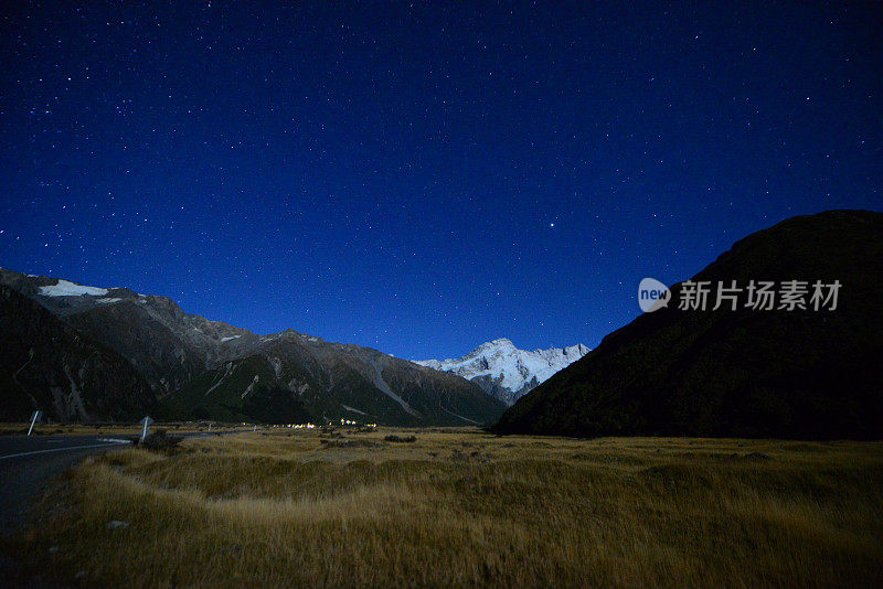 新西兰马锡森湖的库克山