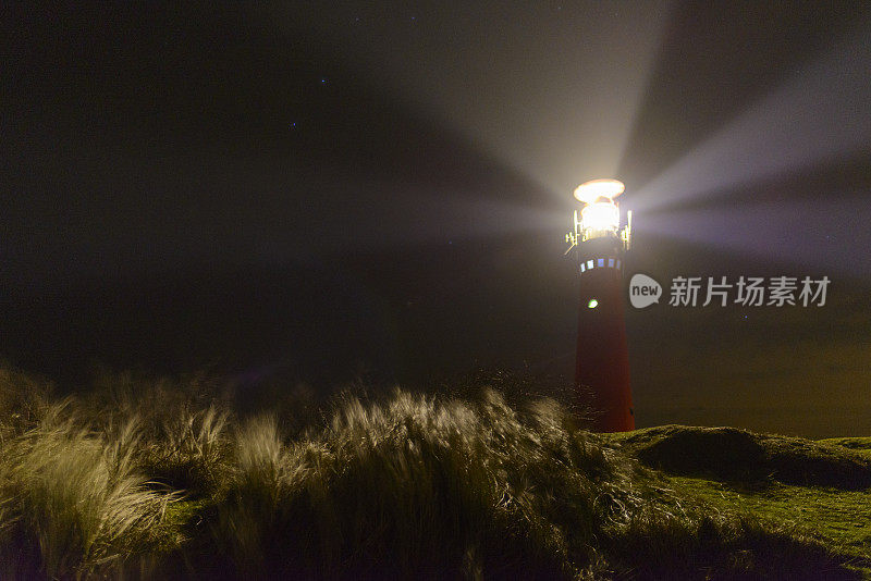 荷兰Schiermonnikoog岛夜间的灯塔