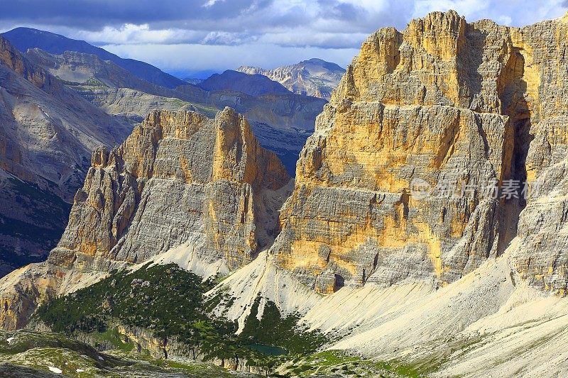 田园诗般的Lagazuoi山顶全景，五托里白云石，山顶山脉，戏剧性和雄伟的意大利泰洛阿尔卑斯山