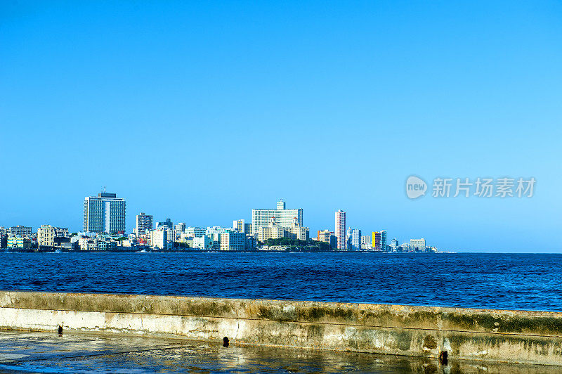 从古巴哈瓦那的马雷孔俯瞰城市天际线