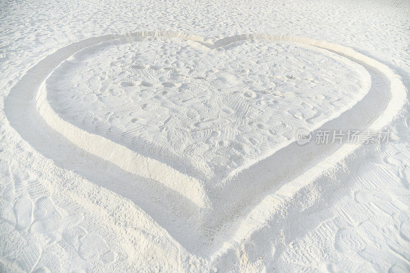 心在沙滩上画，情人节在马尔代夫Maafushi海滩上画