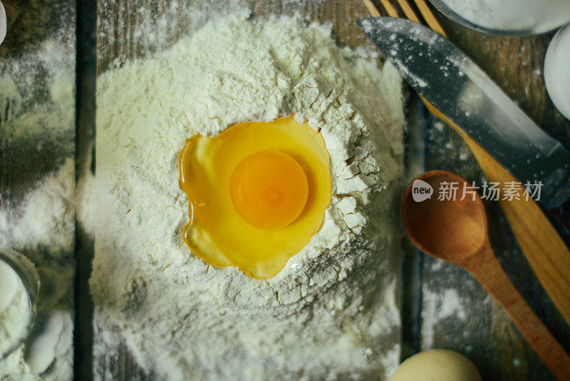 烤羊角面包的原料-面粉，木勺，擀面杖，鸡蛋，蛋黄，黄油。