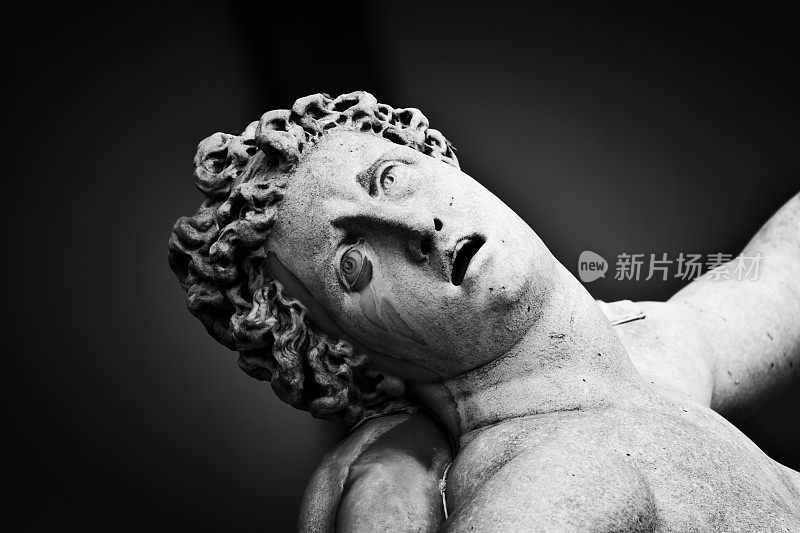 《萨宾女人的强奸》的古代雕塑。意大利的佛罗伦萨