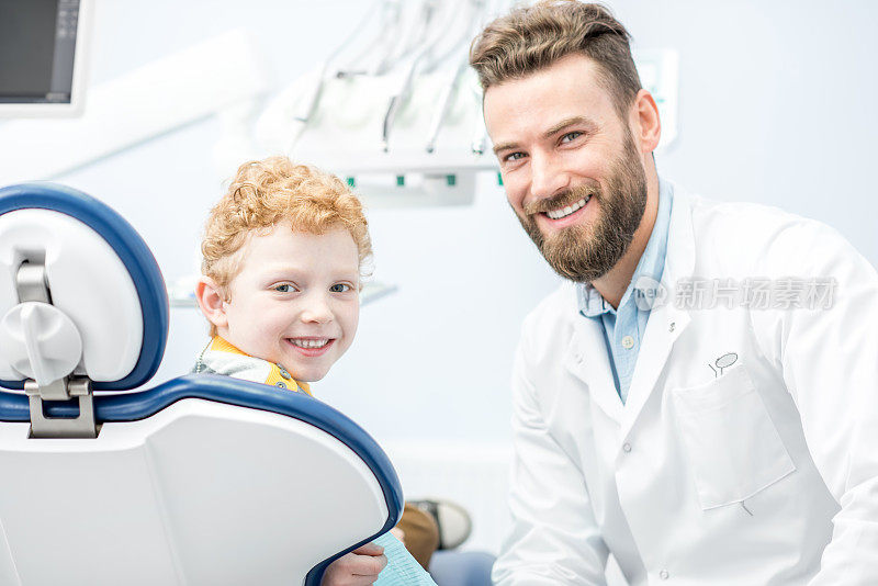 牙医和男孩在牙科诊所