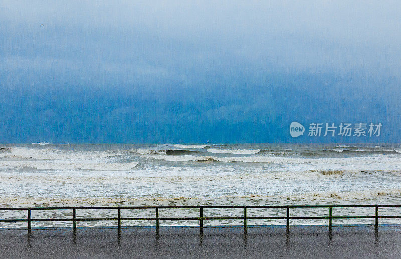 极端天气在苏格兰阿伯丁的北海掀起风暴