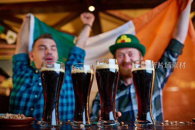 兴奋的爱尔兰男人准备在酒吧的啤酒派对