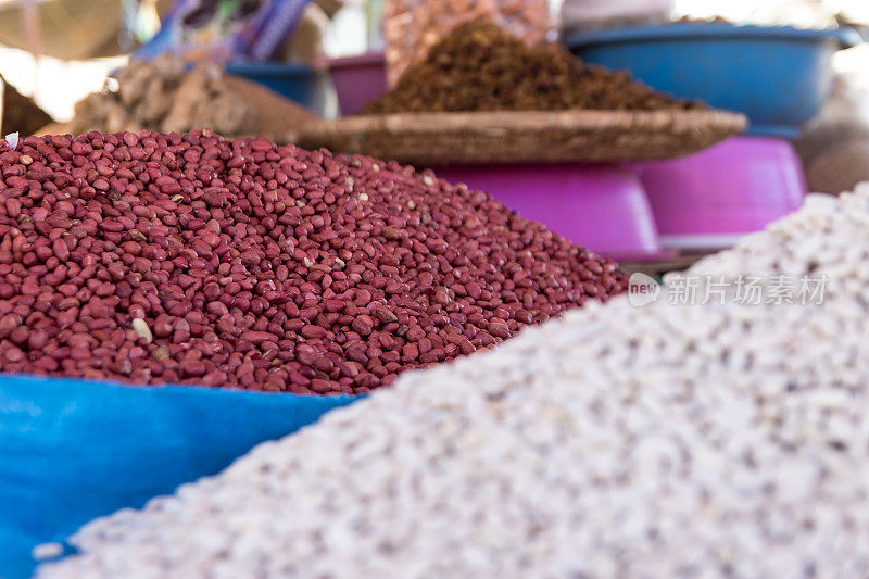 摩洛哥街头市场上的一堆红豆