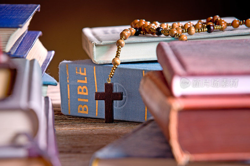 书架上的圣经和木制念珠
