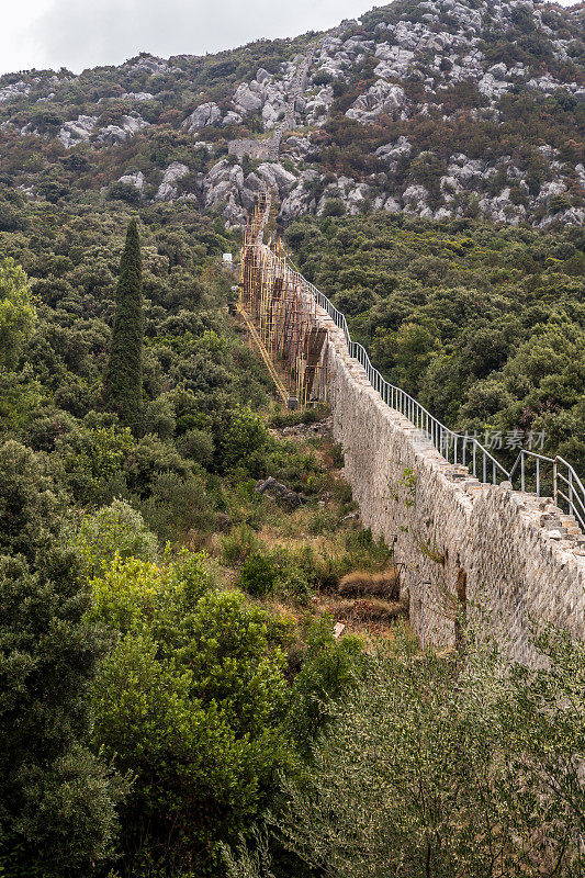 雄伟的城墙和塔楼横跨整个半岛，克罗地亚南部达尔马提亚佩列沙茨半岛上的斯通市