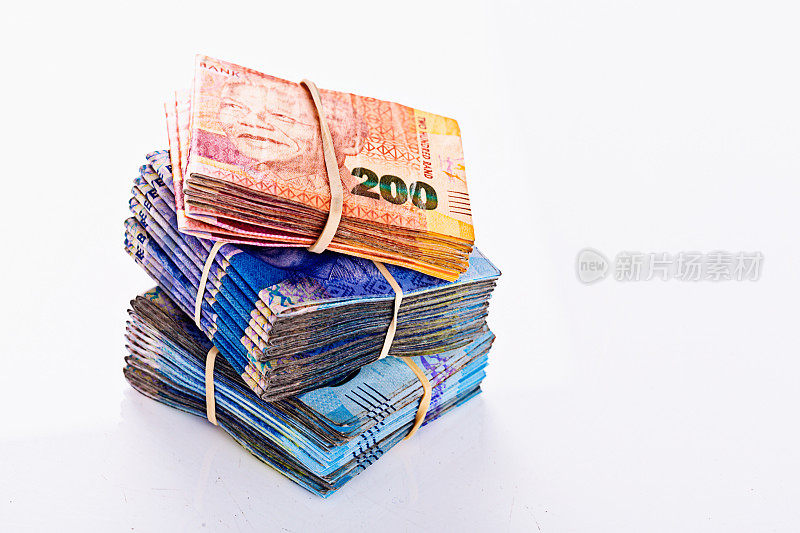 三捆厚厚的南非混合钞票